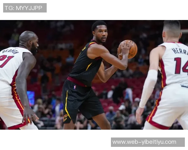 克拉克斯顿半场表现亮眼8投5中贡献12分9篮板4助攻正负值高达20 克拉克斯顿半场表现亮眼8投5中贡献12分9篮板4助攻正负值高达20