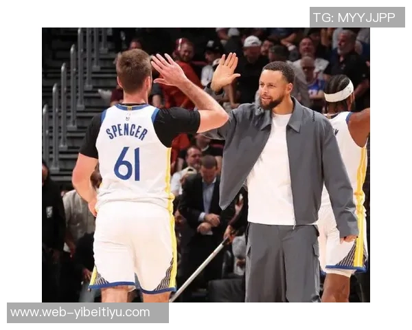 斯潘塞三分命中后向勇士替补席比钱手势库里转发引热议 斯潘塞三分命中后向勇士替补席比钱手势库里转发引热议