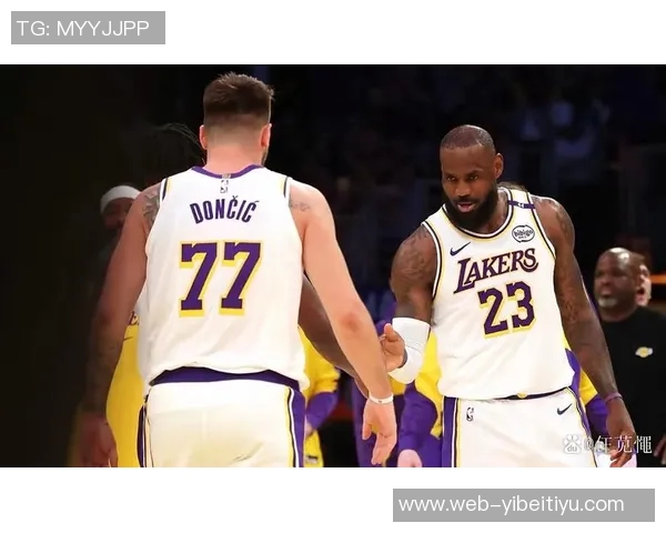 詹姆斯重返赛场展现实力与东契奇小里组合默契无间的精彩表现